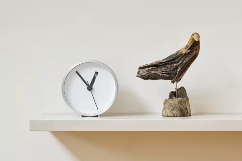 EXTRA NORMAL CLOCK fehér 13 cm átmérőjű aluminium hangtalan fali vagy asztali óra