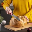 TREBONN Artú Bread 1120101 természetes fa - rózsaszín csúszásmentes vágódeszka beépített késsel