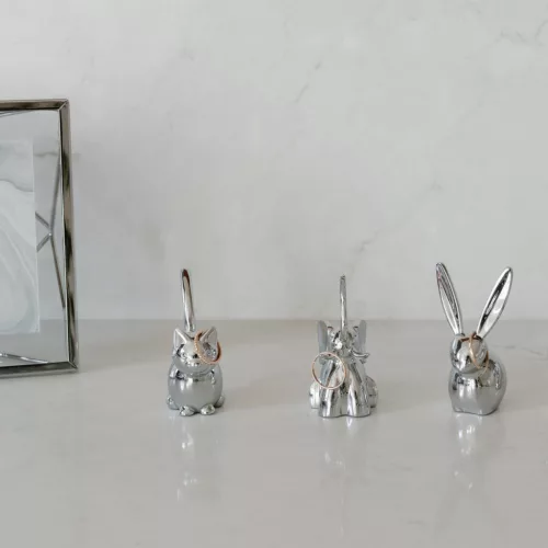 ZOOLA BUNNY ezüst színű polírozott tömör fém gyűrűtartó nyuszi figura