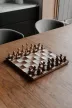 UMBRA WOBBLE CHESS 377601-656 különleges sakk készlet