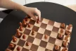 UMBRA WOBBLE CHESS 377601-656 különleges sakk készlet