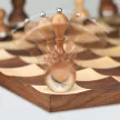 UMBRA WOBBLE CHESS 377601-656 különleges sakk készlet
